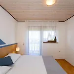 Verica - Mit Meerblick & Pool Auf Der Insel Rab *