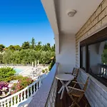 Apartman Verica - Mit Meerblick & Pool Auf Der Insel Rab