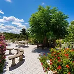 Verica - Mit Meerblick & Pool Auf Der Insel Rab