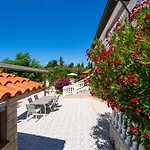 Verica - Mit Meerblick & Pool Auf Der Insel Rab Apartman *