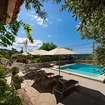 Apartman Verica - Mit Meerblick & Pool Auf Der Insel Rab