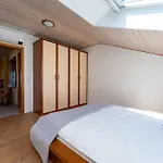 Verica - Mit Meerblick & Pool Auf Der Insel Rab Apartman *