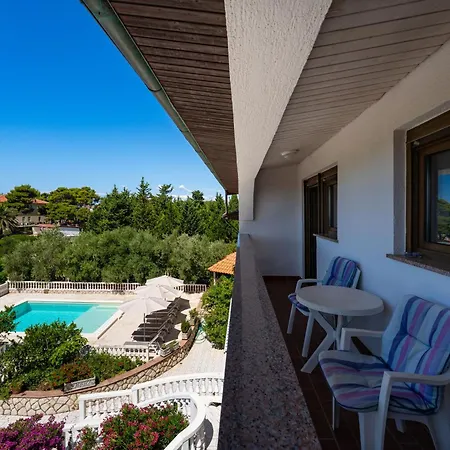 Verica - Mit Meerblick & Pool Auf Der Insel Rab *