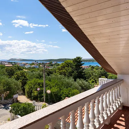 Verica - Mit Meerblick & Pool Auf Der Insel Rab Apartament