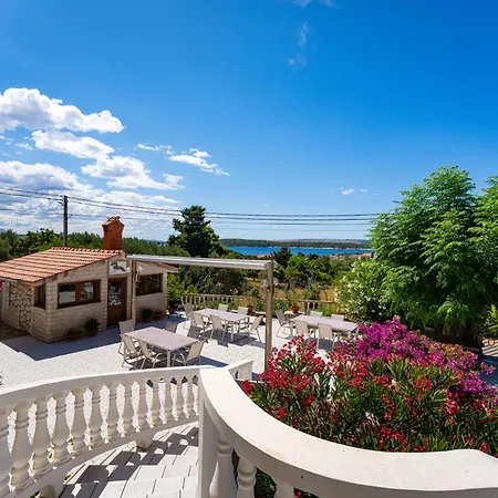 Verica - Mit Meerblick & Pool Auf Der Insel Rab *