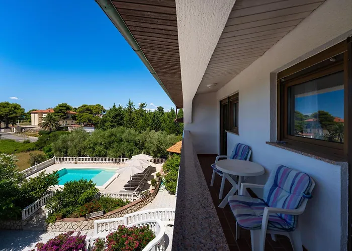 Verica - Mit Meerblick & Pool Auf Der Insel Rab *