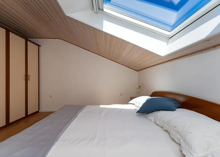 Verica - Mit Meerblick & Pool Auf Der Insel Rab