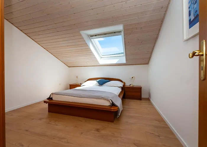 Verica - Mit Meerblick & Pool Auf Der Insel Rab *