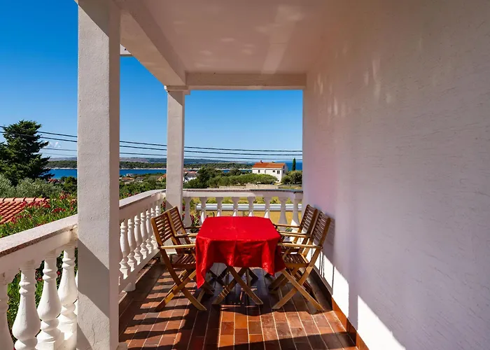 Verica - Mit Meerblick & Pool Auf Der Insel Rab Apartament