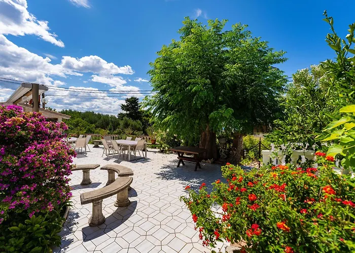 Verica - Mit Meerblick & Pool Auf Der Insel Rab